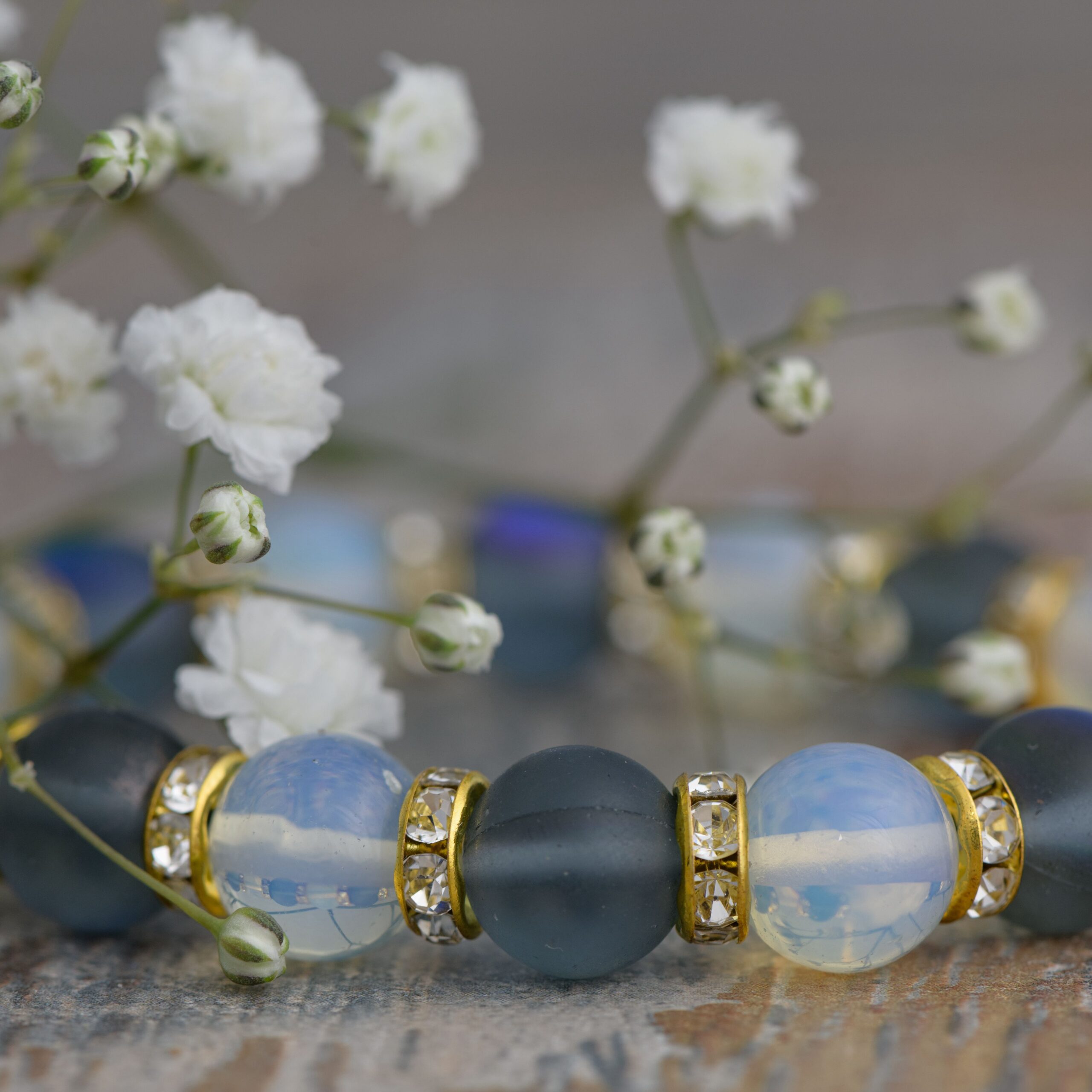 Браслет из чёрного опала и лунного камня, 10 мм — изображение 3