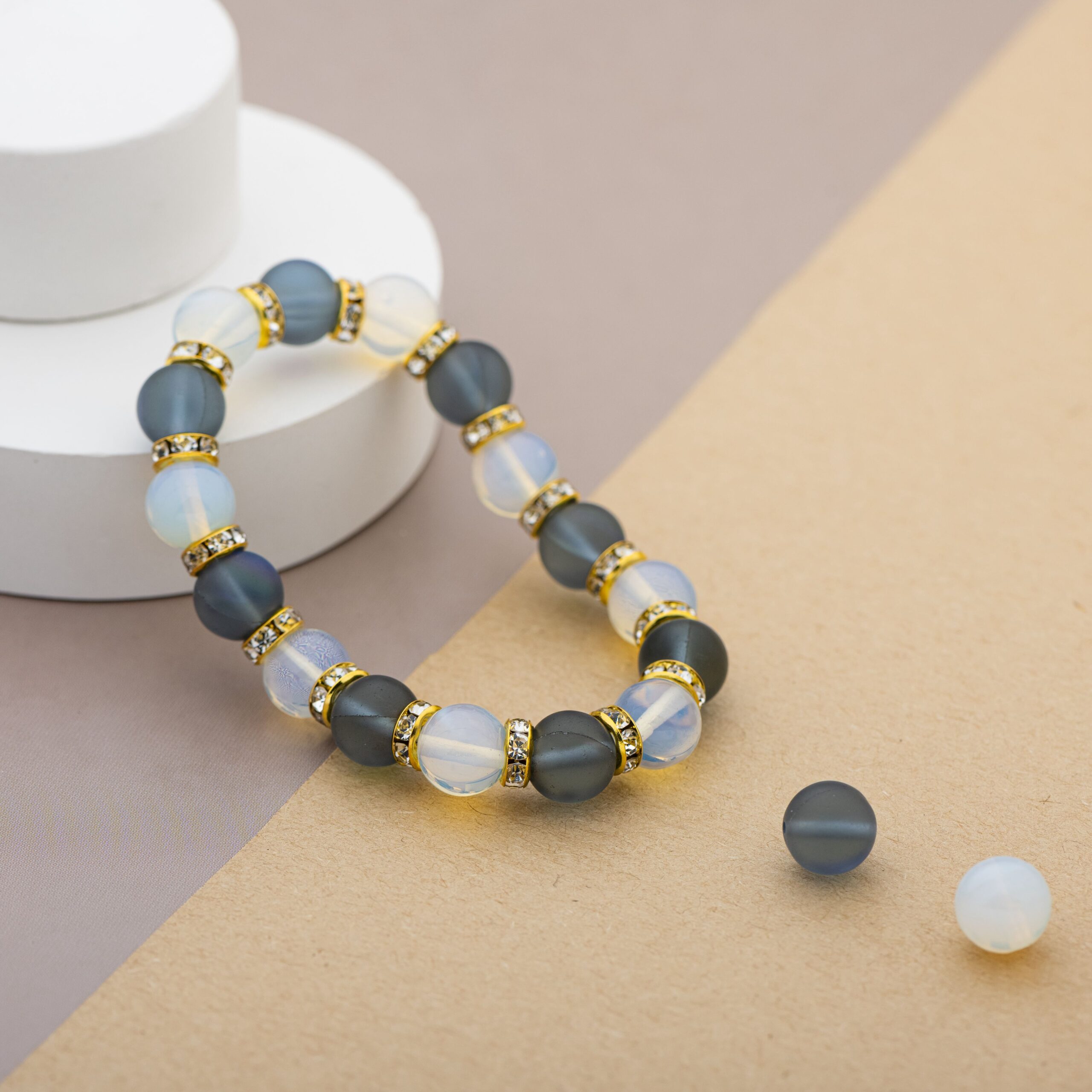 Браслет из чёрного опала и лунного камня, 10 мм — изображение 4