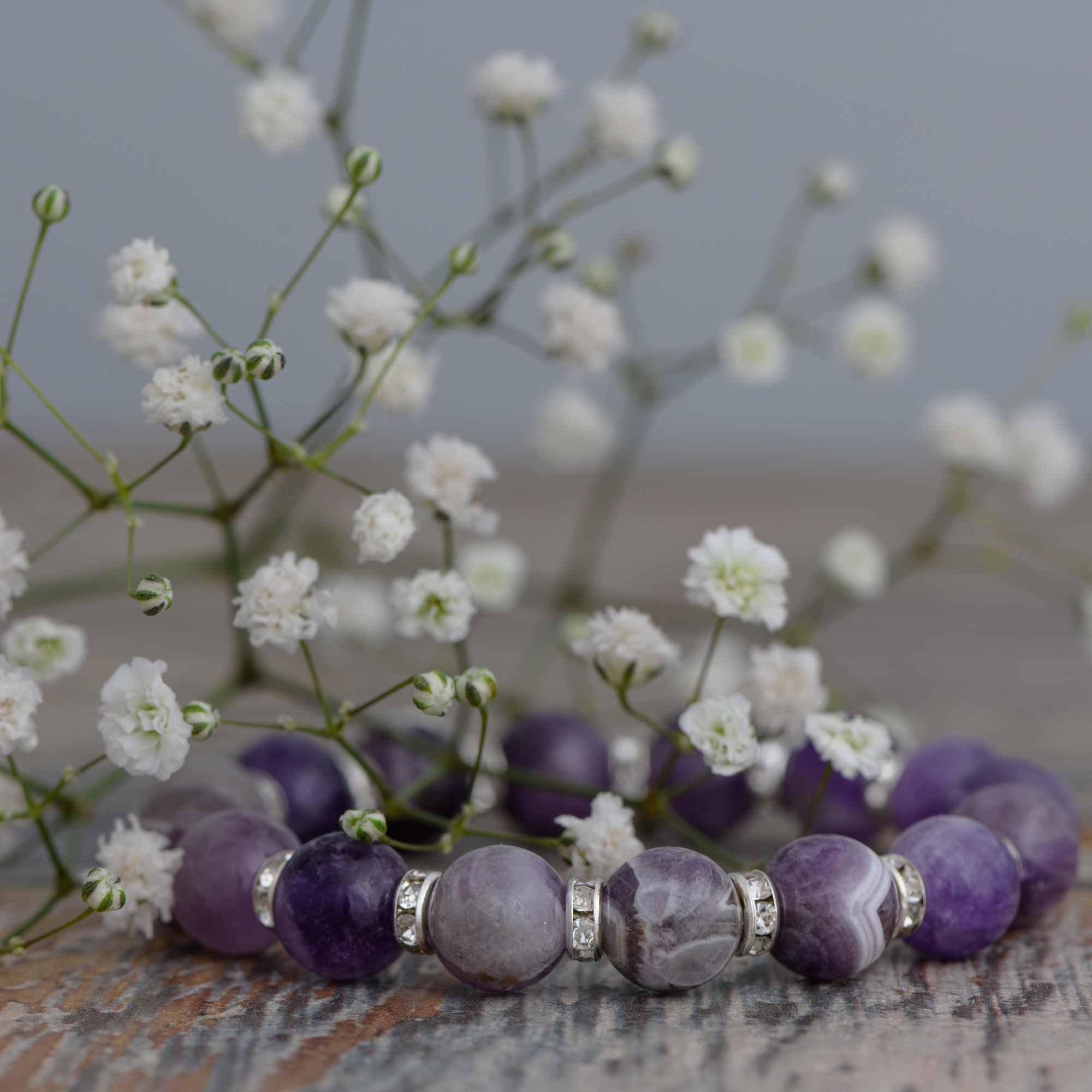 Браслет из натурального шевронного аметиста со стразами, 10 мм — изображение 4