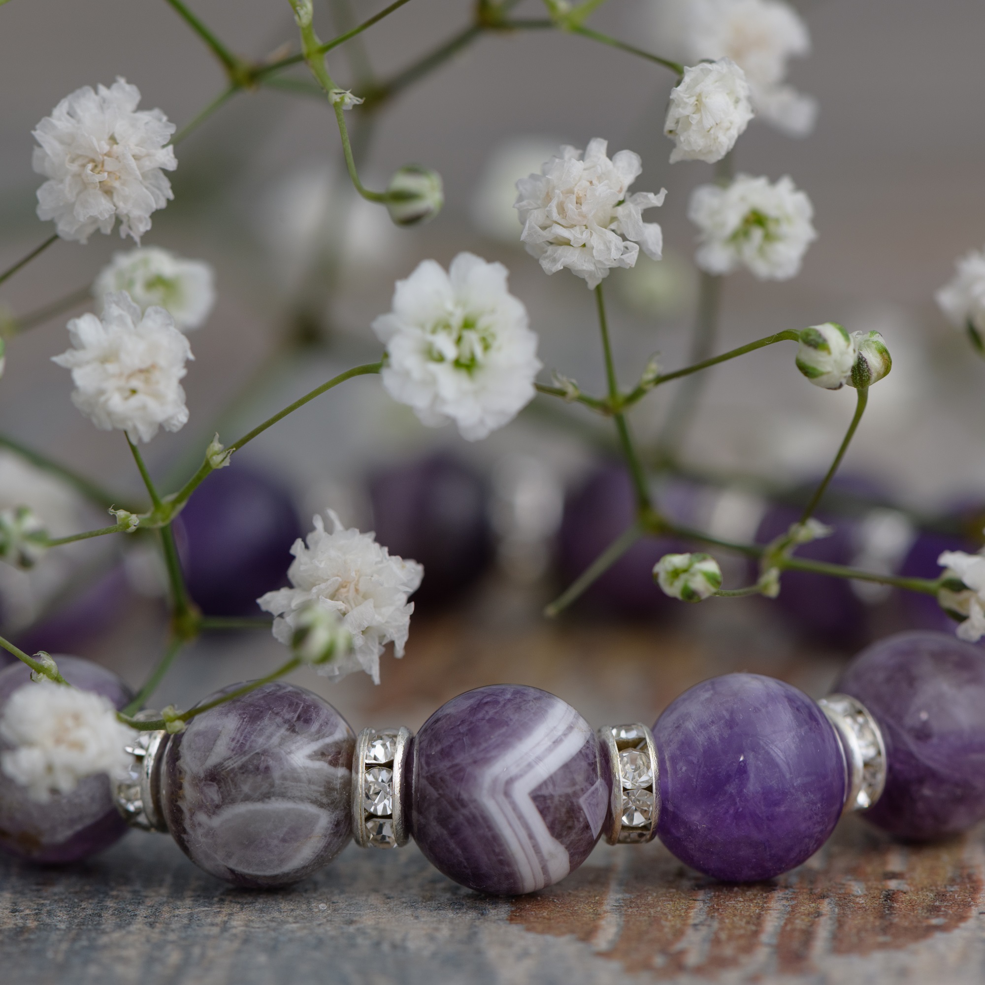 Браслет из натурального шевронного аметиста со стразами, 10 мм — изображение 3