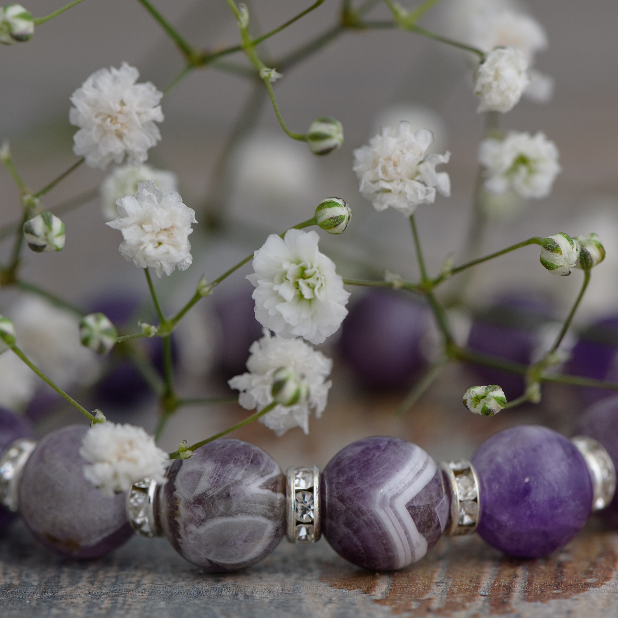 Браслет из натурального шевронного аметиста со стразами, 10 мм — изображение 2