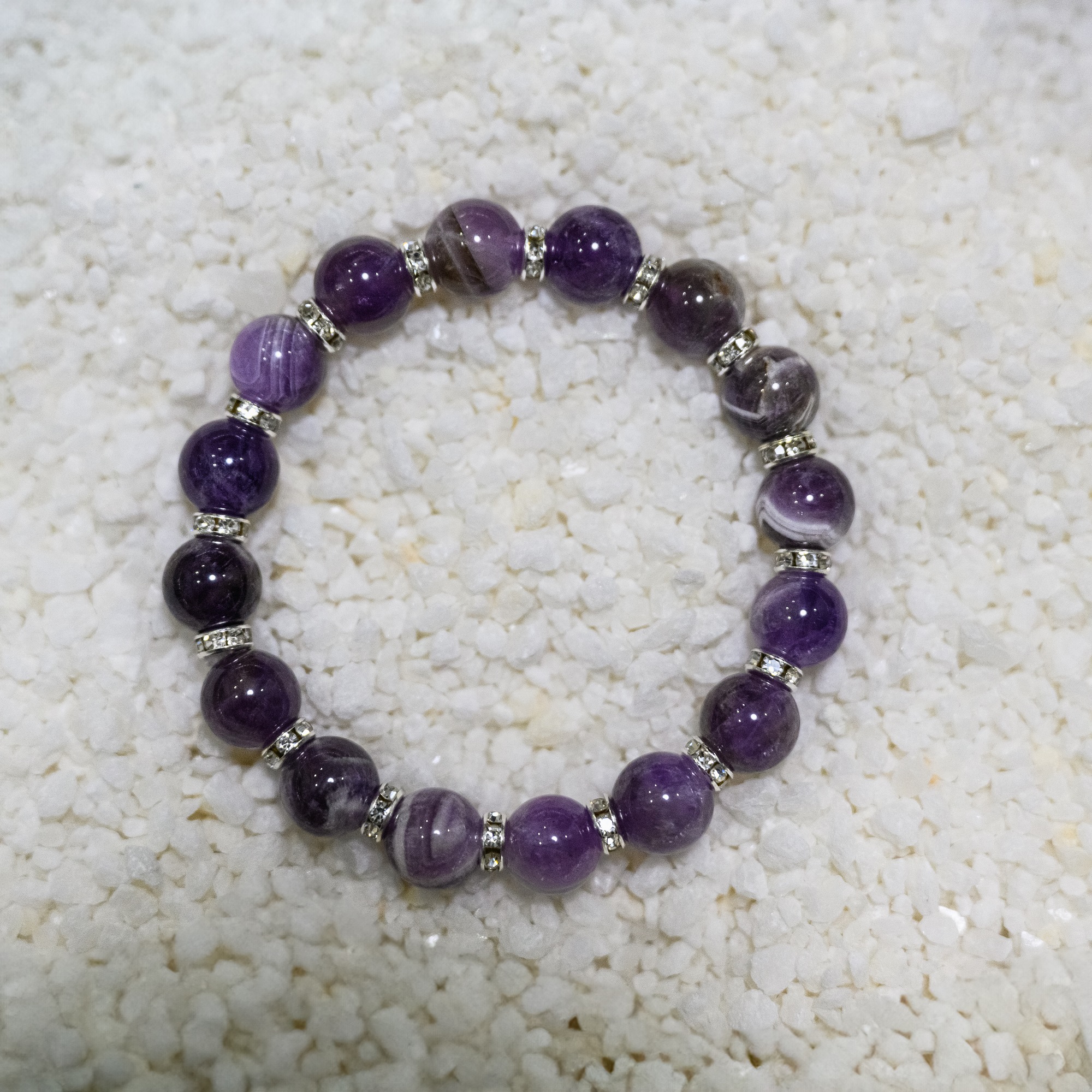 Браслет из натурального шевронного аметиста со стразами, 10 мм — изображение 7