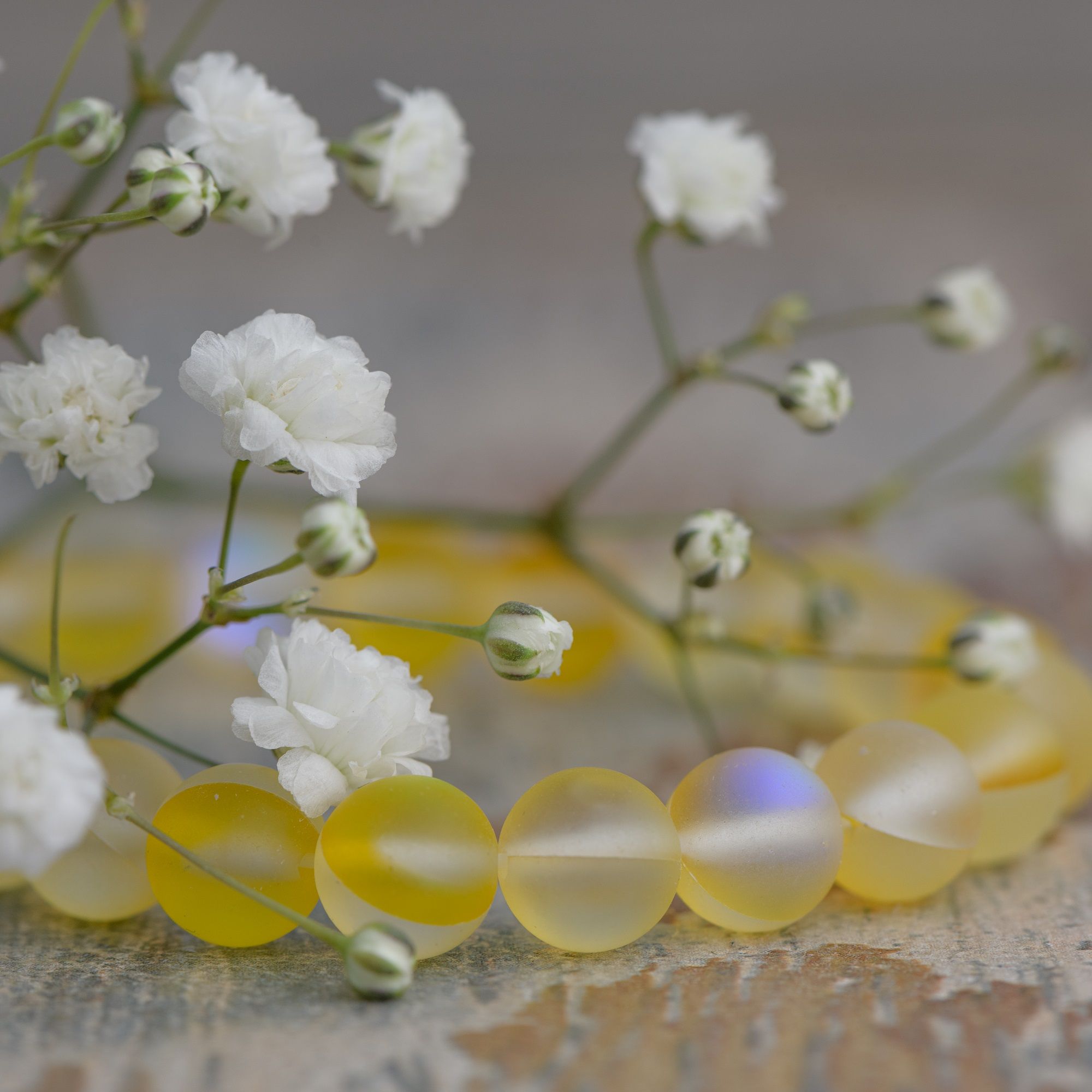 Жёлтый браслет из опала, матовый 8 мм — изображение 3